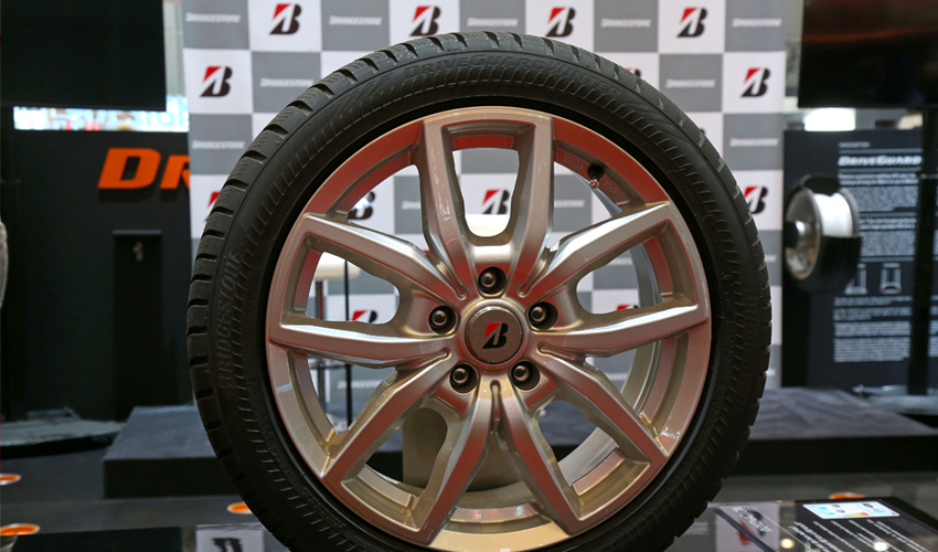 Bridgestone 2016 Cenevre Uluslararası Otomobil Fuarı'nda Patlasa da Yol Alabilen Lastikleri Sergiledi